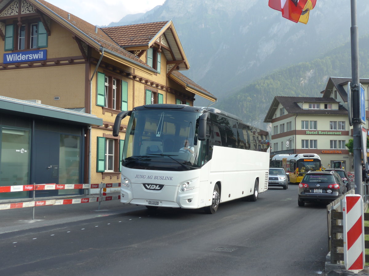 (181'532) - Jung, Zrich - ZH 22'018 - VDL am 24. Juni 2017 beim Bahnhof Wilderswil