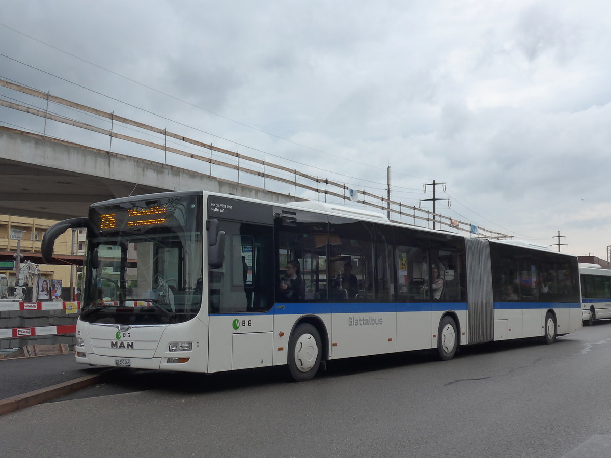 (181'916) - Ryffel, Volketswil - Nr. 85/ZH 890'468 - MAN am 10. Juli 2017 beim Bahnhof Schwerzenbach