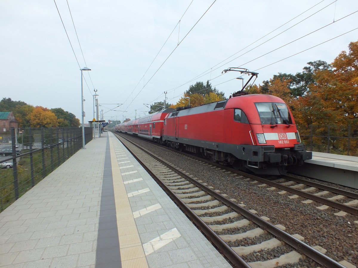 182 002 erreicht am 9.10.13 Erkner. Das wirklich sch�ne Stellwerk ist leider nicht sichtbar, wird aber auch ohne Zug von einem riesigen Wetterschutz-Br�cken�berbau-H�uschen verdeckt.
9.10.13; RE1 -> Magdeburg HBF