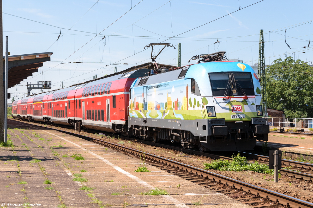 182 002  Es gibt immer was zu entdecken mit dem RE1  mit dem RE1 (RE 18117) von Magdeburg Hbf nach Frankfurt(Oder) in Magdeburg-Neustadt. 10.06.2016 