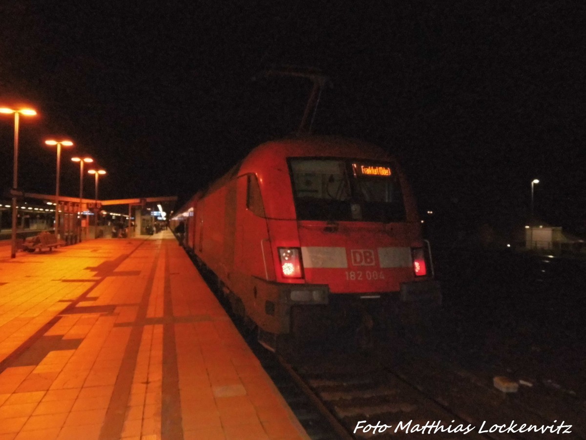 182 004 als RE1 mit ziel Frankfurt (Oder) im Bahnhof Magdeburg Hbf am 8.11.15