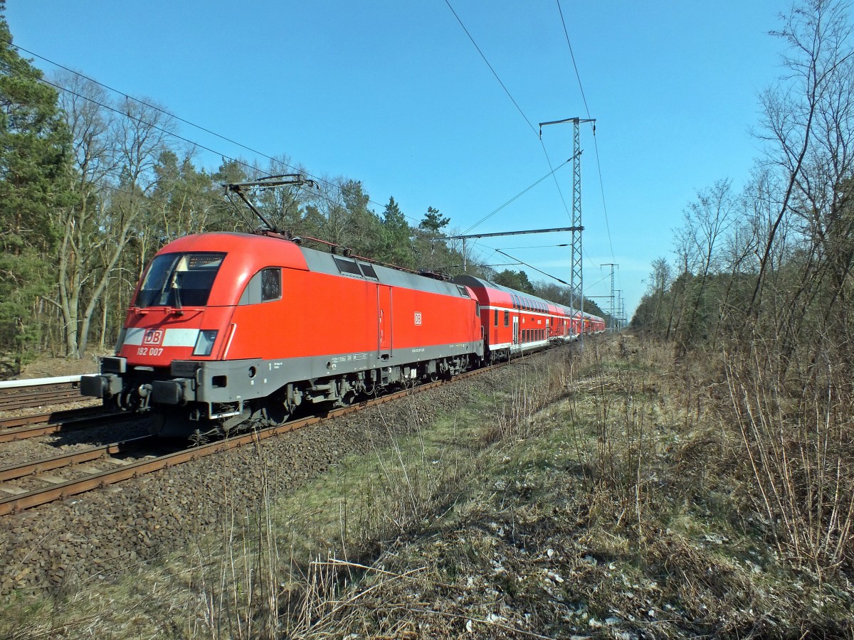 182 007 stand als einzige 182er an der lichttechnisch besseren Westseite ihres Zuges, hier bei Friedrichshagen.