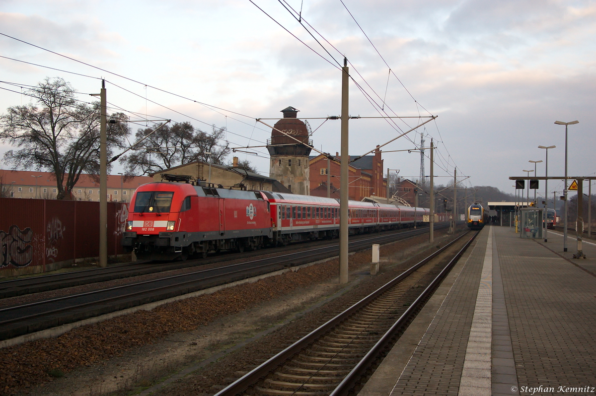 182 008 mit dem Interregio-Express  Berlin-Hamburg-Express  (IRE 18098) von Berlin Ostbahnhof nach Hamburg Hbf, bei der Durchfahrt in Rathenow. Der IRE hatte zu diesem Zeitpunkt eine Verspätung von ca. 45min gehabt. 14.02.2014