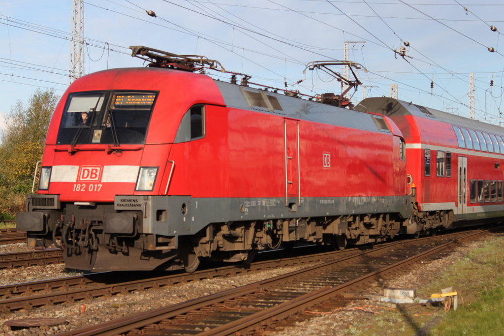 182 017 mit RE 4306(Rostock-Schwerin)bei der Ausfahrt im Rostocker Hbf.08.10.2017