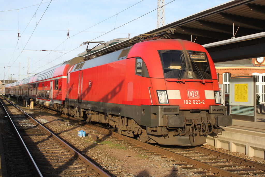 182 023-2 mit RE 4308(Rostock-Hamburg)kurz vor der Ausfahrt im Rostocker Hbf.22.12.2017