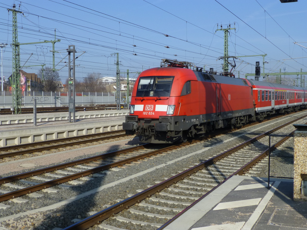 182 024 mit ihrer RB am 10.3.14 im Hbf Erfurt.