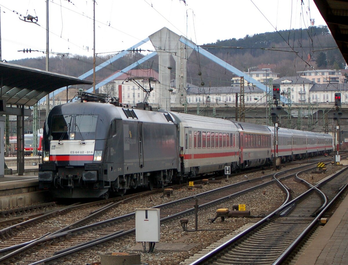 182 514-0 MRCE ES 64 U2 014 mit IC? oder Schadzug in Ulm am 27.02.2009. Der zweite Wagen ist ein SBB Reisezugwagen.