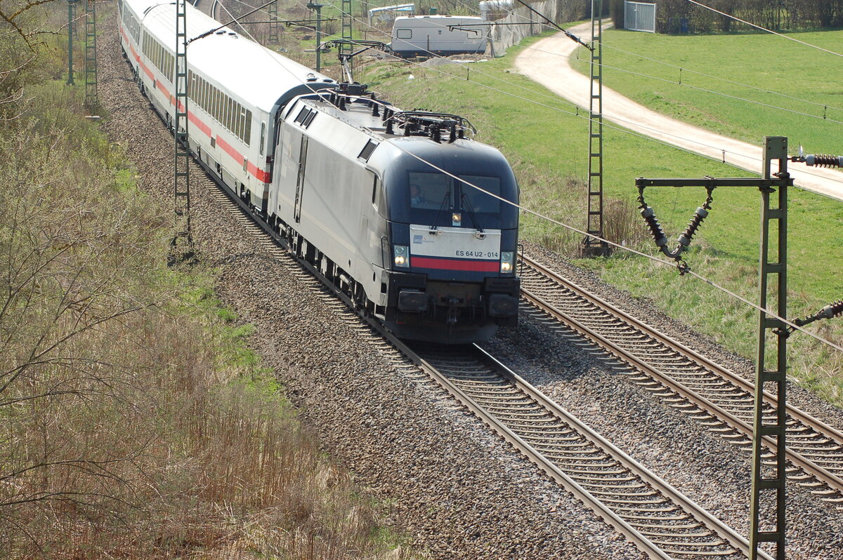 182 514 MRCE 014 mit IC in Neu-Ulm Pfuhl am 09.04.2009.