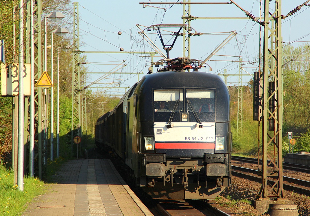 182 517-3/ES 64 U2-017 der Hectorrail fährt hier mit dem 45684 aus Dortmund-Scharnhorst kommend durch Schleswig Richtung Padborg. 02.05.2012