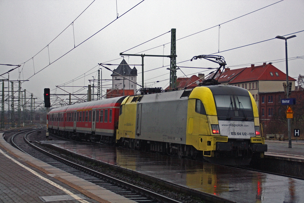 182 525 schiebt am 17.12.14 ihre RB 20 aus dem Bf Weimar gen Halle.