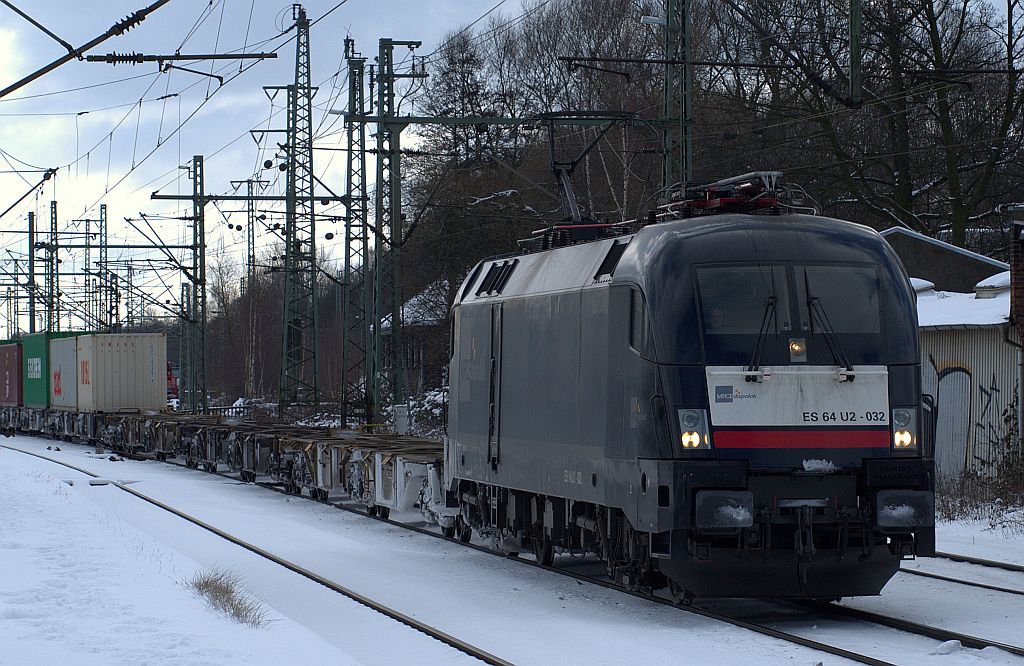 182 532-2(Erstbezeichnung im Siemens Dispopool 1116 903-4 später ES64U903(2001)und ab 2003 als ES 64 U2-032 unterwegs war sie in 2010 für die WLC,LogServ und boXxpress im Dienst bevor sie im Sep 2011 an Hectorrail verkauft wurde und seit Nov.2011 als 242.532 Lightyear nur in Schweden unterwegs ist) bei der Durchfahrt in HH-Harburg am 06.03.2010.