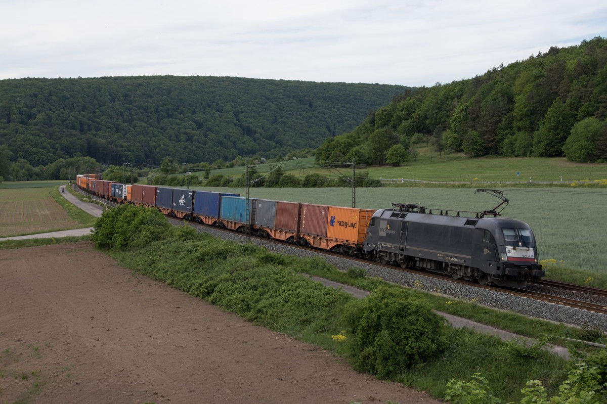 182 533-0 ist mit einem Containerzug am 14. Mai 2015 bei Harrbach am Main in Richtung Wrzburg unterwegs.