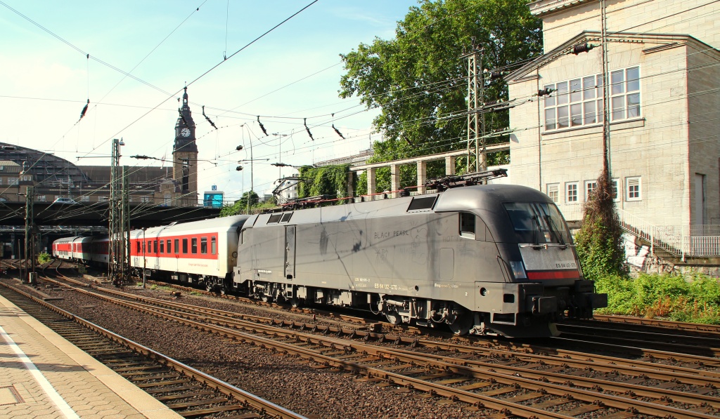 182 570-2/ES64U2-070 verlässt hier mit ca 1 Std plus den HH-Hbf mit dem CNL 478 Komet aus Zürich HB. HH 15.07.12