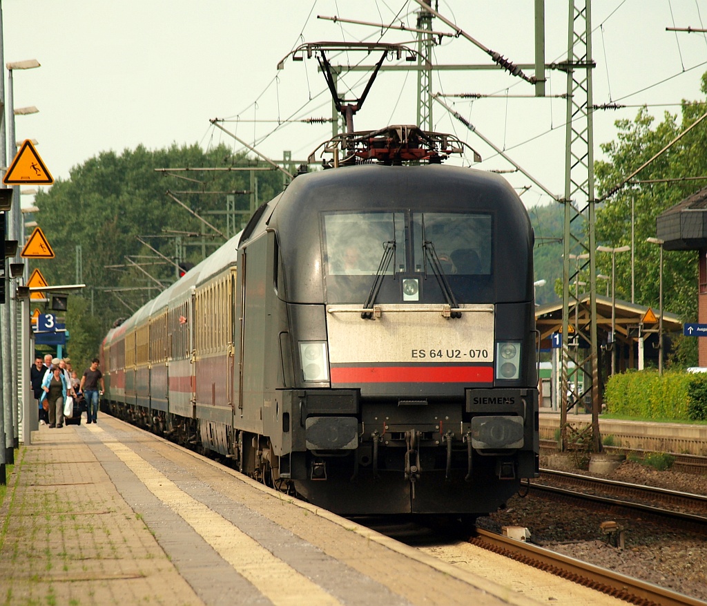 182 570-2(ex 182 538)/ES64U2-070(038) beim Halt in Schleswig zu sehen die den IC 2417 ziehen durfte denn am Zugende hing die 120 140-9 die den Zug schon mit großen Schwierigkeiten nach Flensburg gebracht hatte und an diesem Tage garnicht erst eingesetzt wurde. Schleswig 04.09.2011