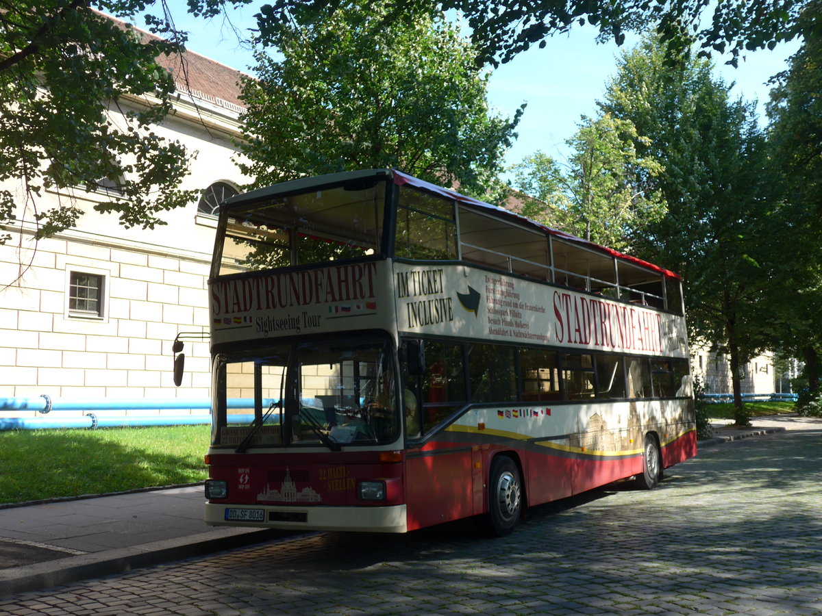 (182'874) - Stadtrundfahrt, Dresden - DD-SF 8016 - MAN (ex BVG Berlin Nr. 3722) am 8. August 2017 in Dresden, Am Zwingerteich