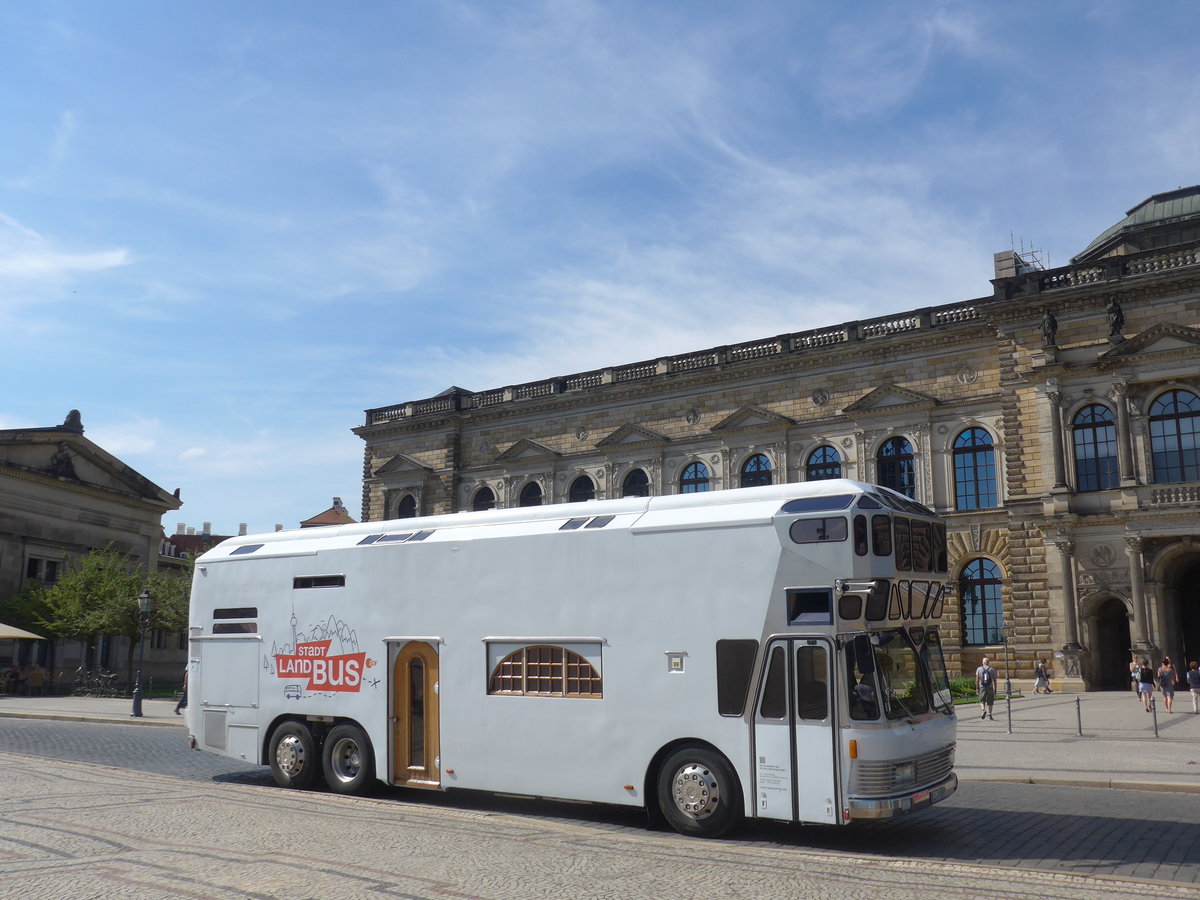 (182'879) - Roadyachting, Kaufering - LL-B 857 - Neoplan am 8. August 2017 in Dresden, Theaterplatz