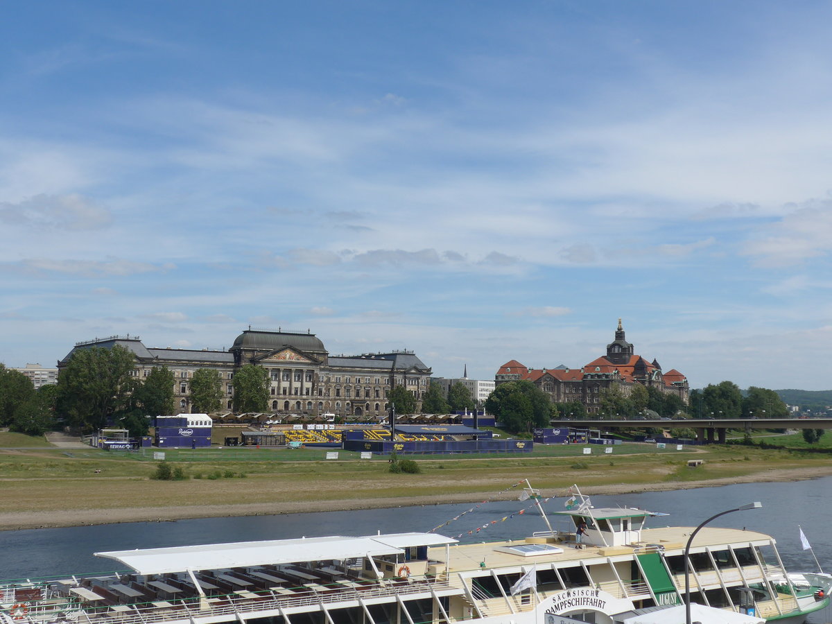 (182'907) - S�chsisches Staatsministerium f�r Kultur und S�chsische Staatskanzlei am 8. August 2017 an der Elbe in Dresden
