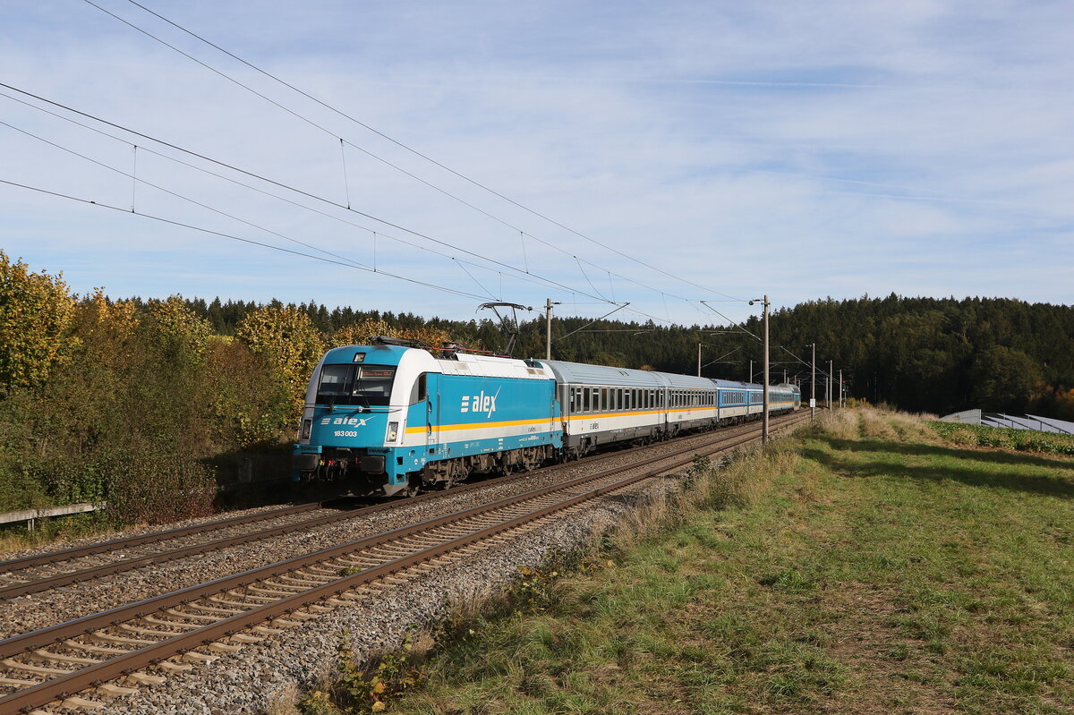 183 003 aus Regensburg kommend am 29. Oktober 2023 bei Artlkofen.