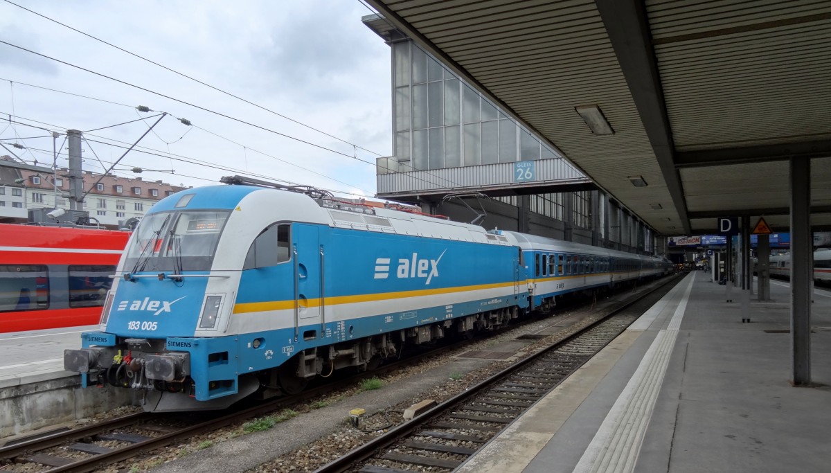 183-005 steht mit einem ALEX nach Hof Hbf in München Hbf.
Aufgenommen im September 2014.