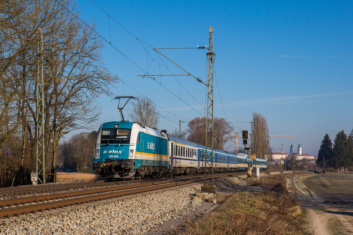 183 005 war am 30. Dezember 2016 in Richtung Mnchen unterwegs. Aufgenommen kurz nach Freising.