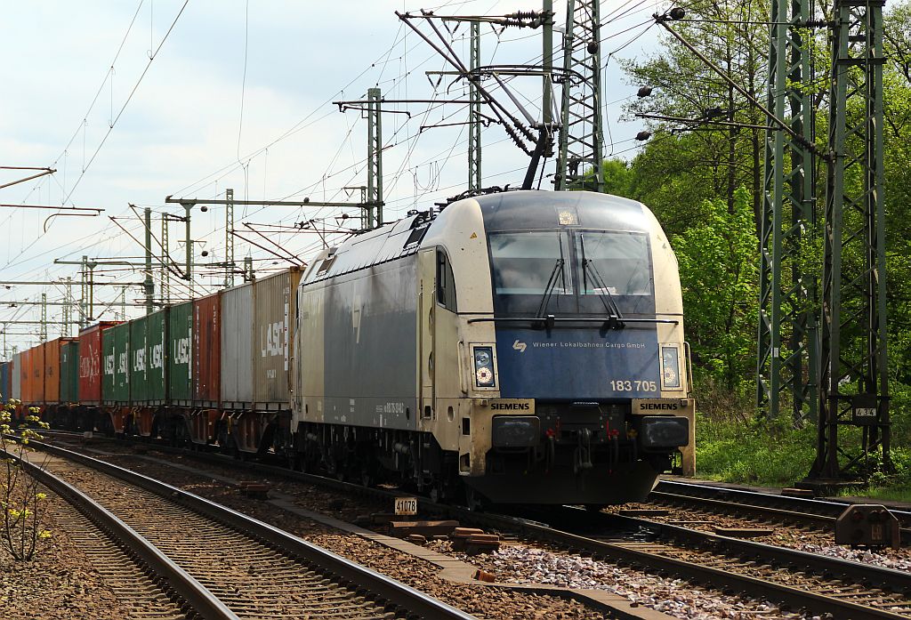 183 705-3(1216 952,ES 64 U4-C)der Wiener Localbahn Cargo GmbH Wien, aufgenommen mit einem Containerzug im Bhf von Hamburg-Harburg am 05.05.2012(überarbeitet).