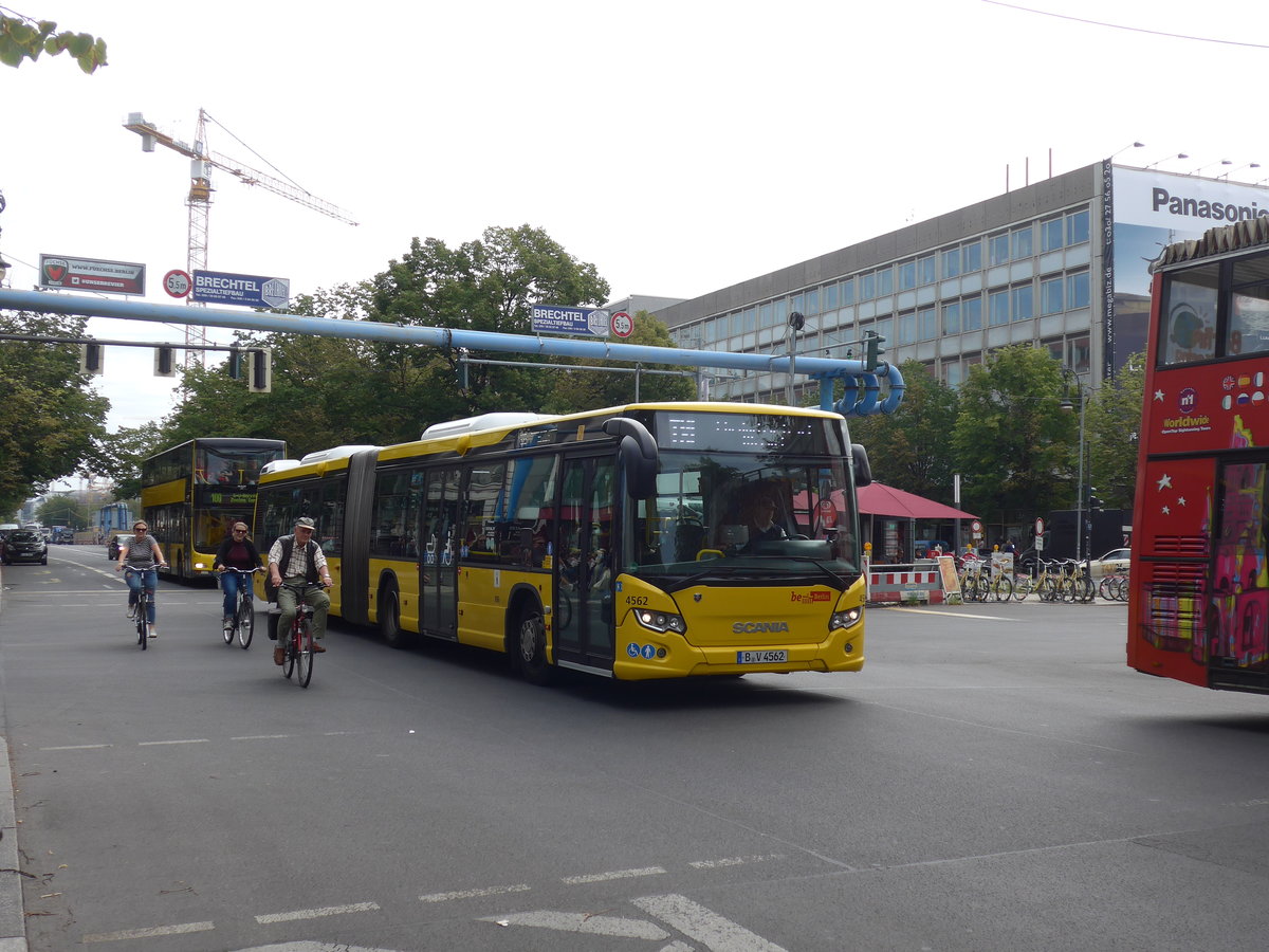 (183'300) - BVG Berlin - Nr. 4562/B-V 4562 - Scania am 10. August 2017 in Berlin, Brandenburger Tor