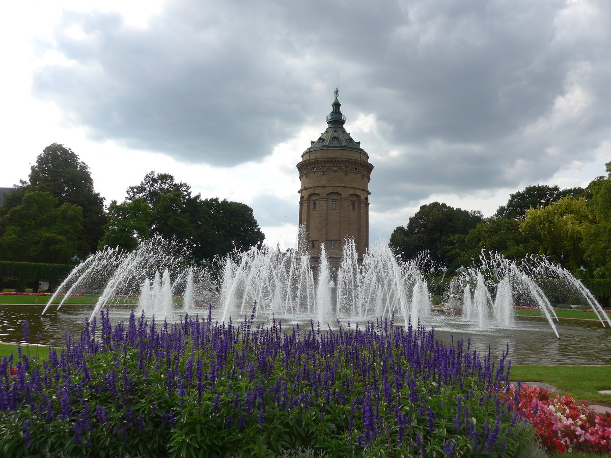 (183'788) - Springbrunnen und der Wasserturm am 21. August 2017 in Mannheim