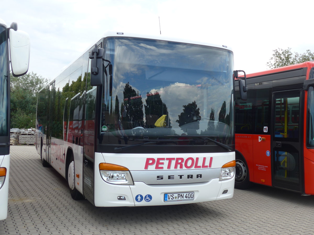 (183'879) - Petrolli, Niedereschach - VS-PN 400 - Setra am 23. August 2017 in Bad Drrheim, Garage Luschin