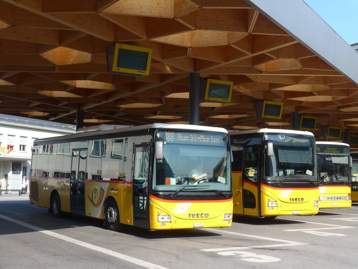 (184'142) - PostAuto Wallis - Nr. 1/VS 429'257 - Iveco am 25. August 2017 beim Bahnhof Sion