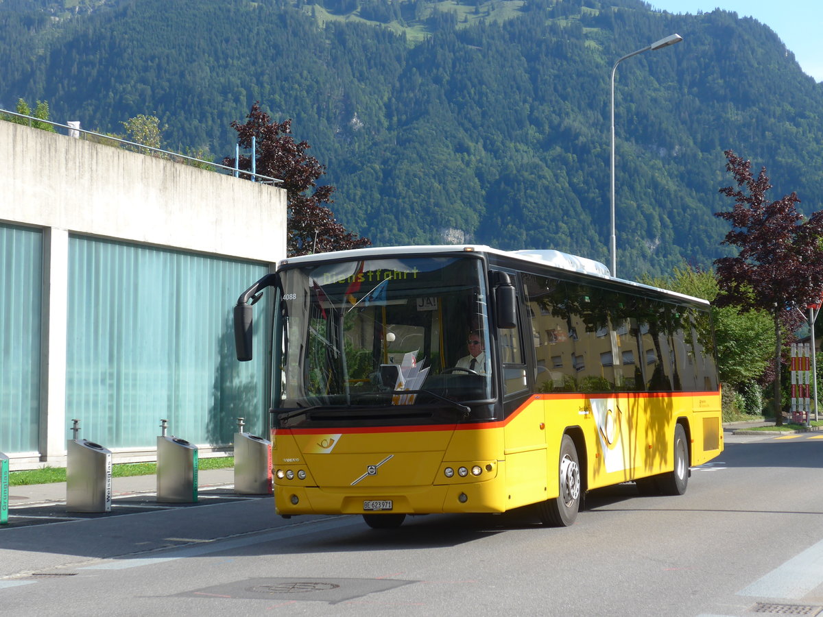 (184'632) - Flck, Brienz - Nr. 4/BE 623'971 - Volvo (ex AVBB Schwanden) am 3. September 2017 beim Bahnhof Interlaken Ost