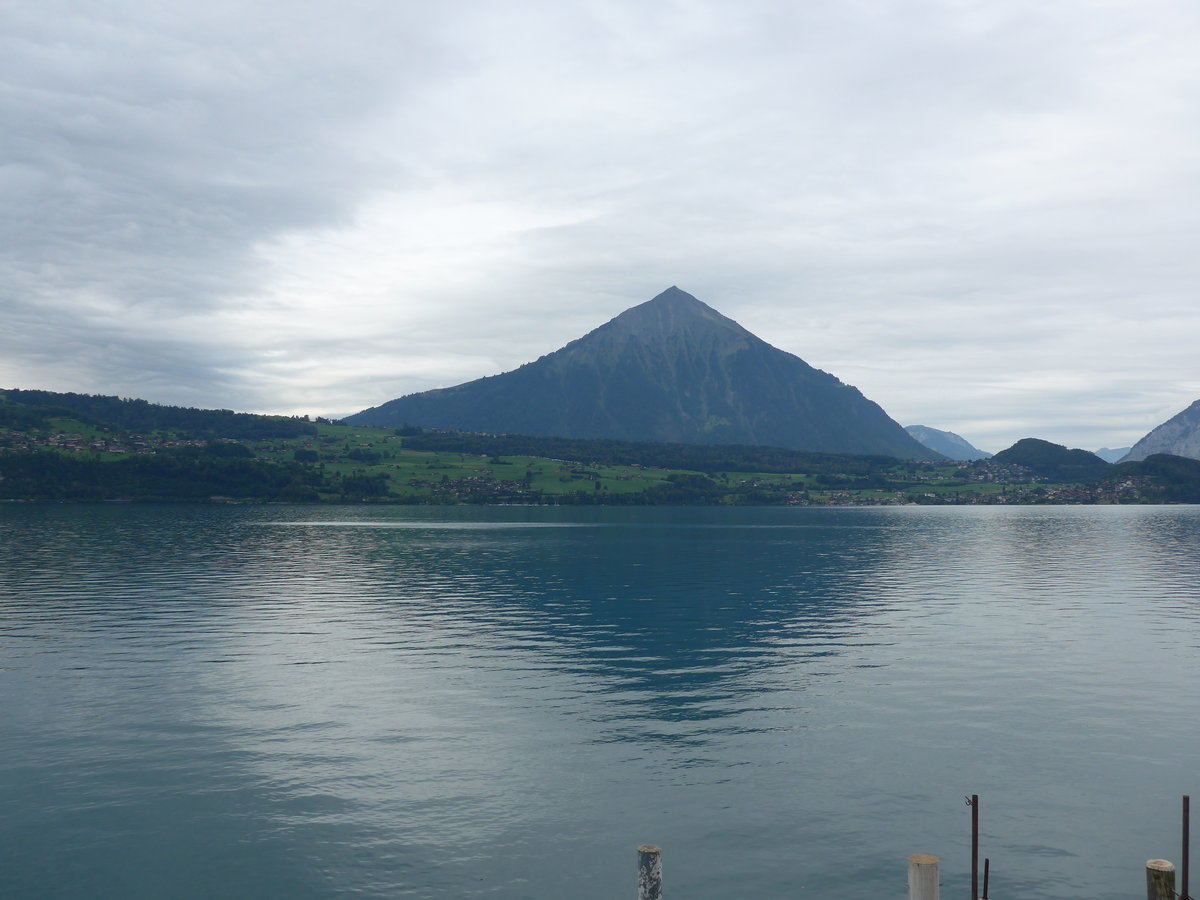 (184'652) - Der Niesen mit dem Thunersee am 4. September 2017 von der Beatenbucht aus