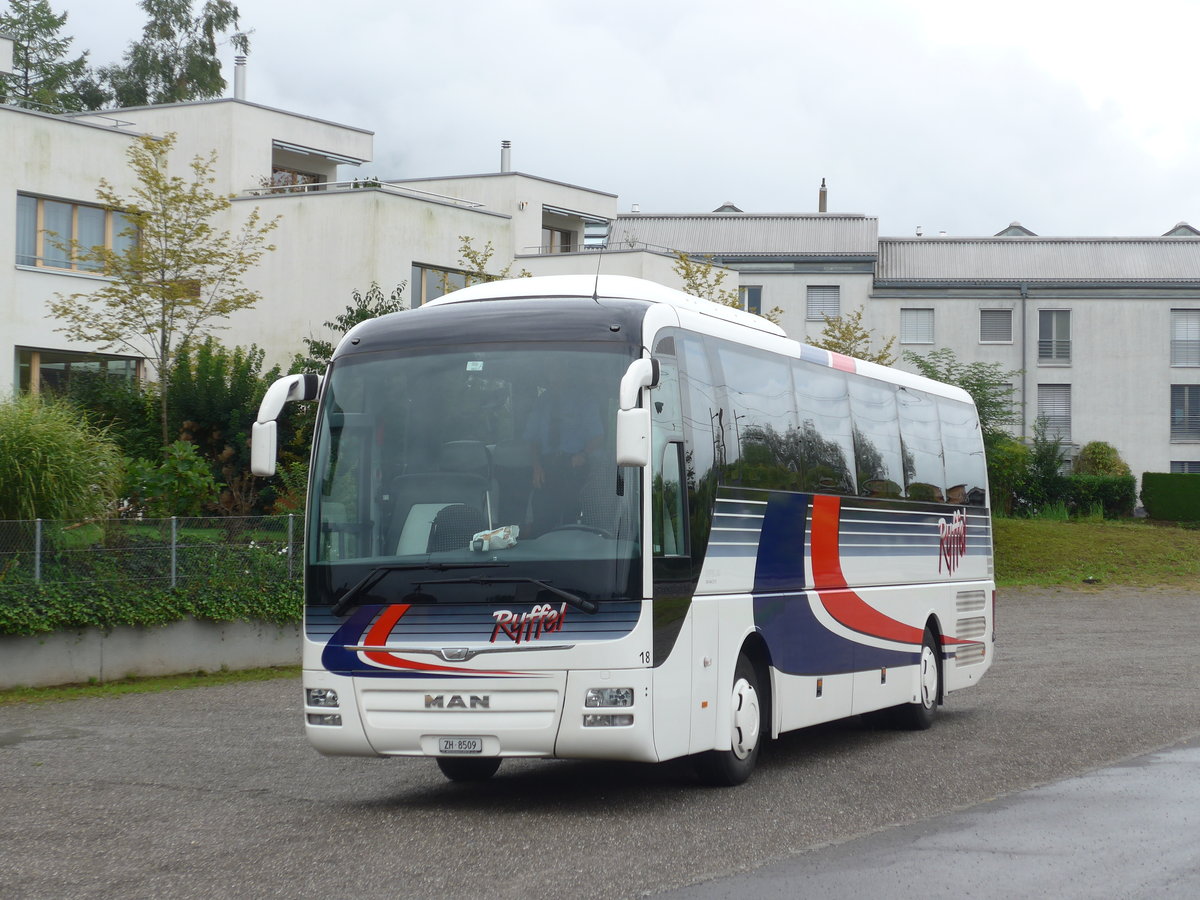 (184'704) - Ryffel, Volketswil - Nr. 18/ZH 8509 - MAN am 10. September 2017 beim Bahnhof Sachseln