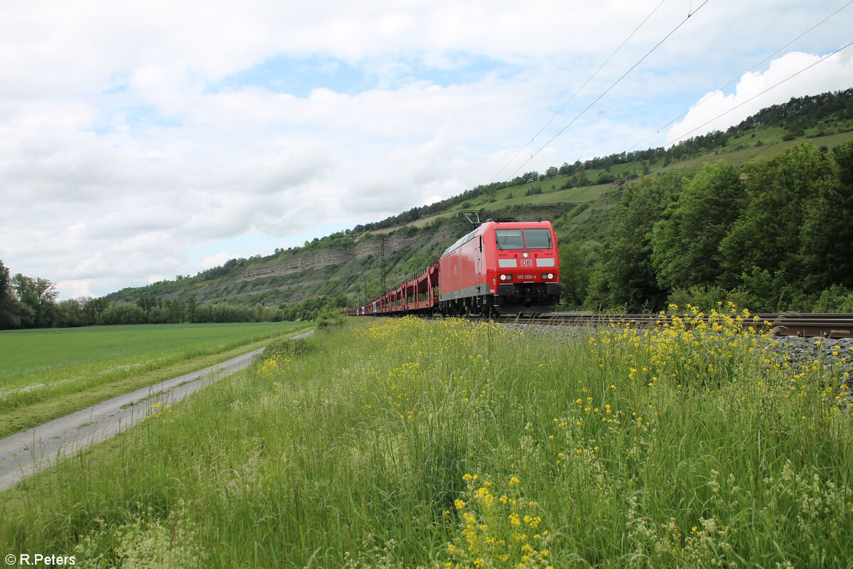 185 006-4 zieht mit einem leeren >Autotransportzug bei Thüngersheim gen Süden. 18.05.24