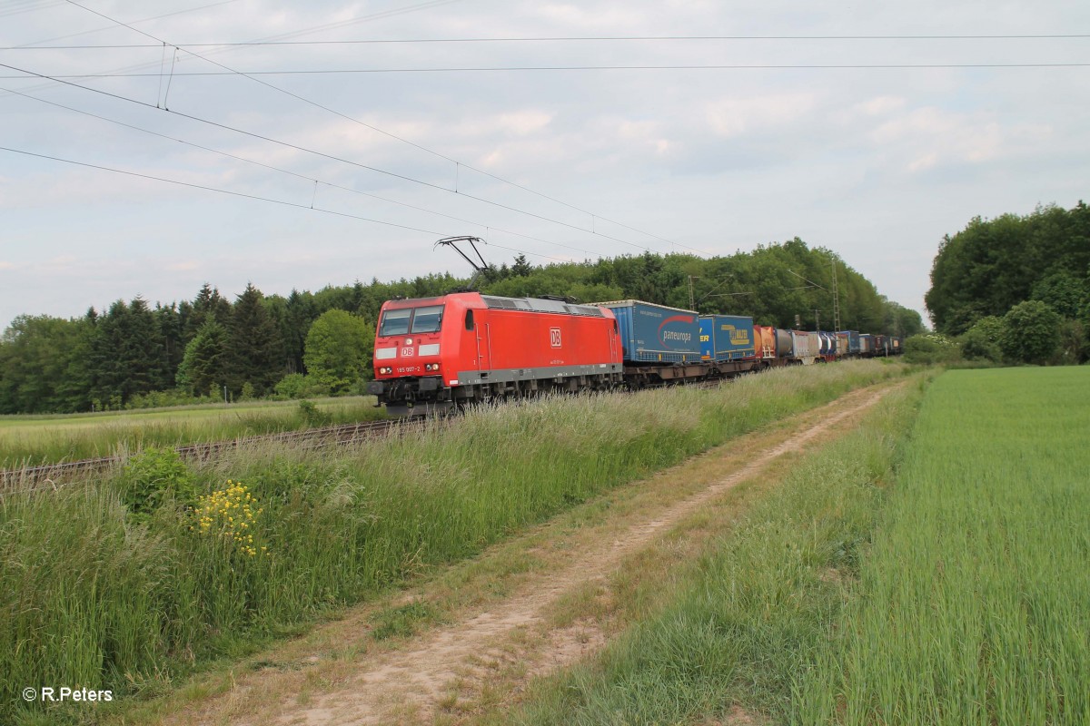 185 007-2 mit dem Paneuropa/Terratrans Wechselpritschenzug bei der Stromkreistrennstelle. 22.05.15