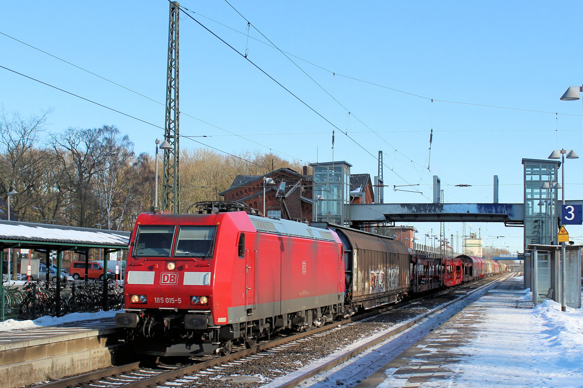 185 015-5 mit einen  Gemischten  am Haken, durchfährt am 12.02.2021 den Tostedter Bahnhof.