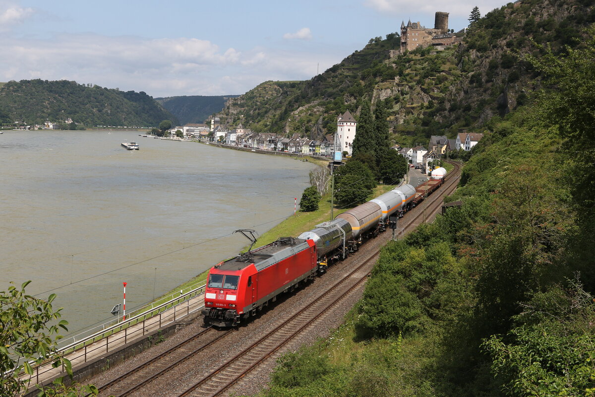 185 016 mit einem gemischten Gterzug am 22. Juli 021 bei St. Goarshausen.