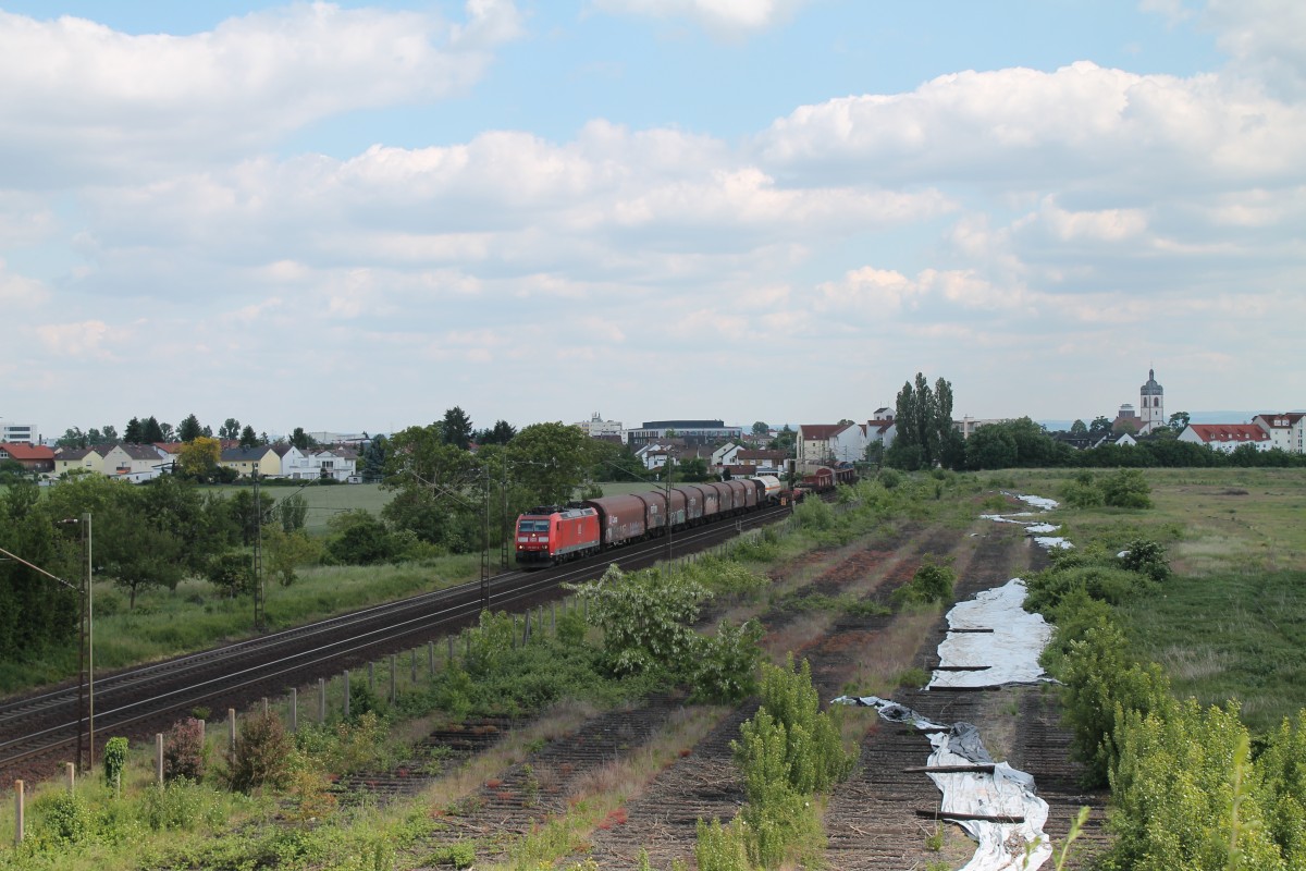 185 030-4 verliert leider den Kampf mit der Sonne/Fotowolke und ihren gemischten Güterzug bei Groß-Gerau. 20.05.15