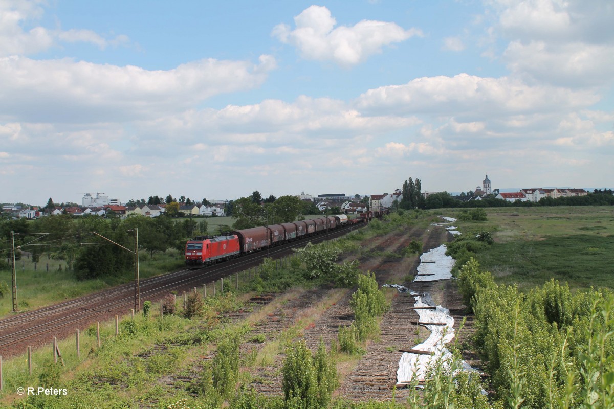 185 030-4 verliert leider den Kampf mit der Sonne/Fotowolke und ihren gemischten Güterzug bei Groß-Gerau. 20.05.15