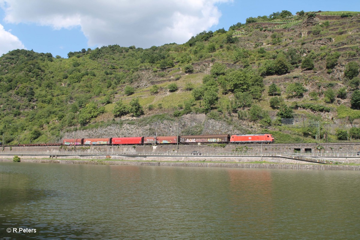 185 035-3 zieht ein gemischten Güterzug bei St. Goarshausen kurz vorm Loreley Tunnel. 16.07.14