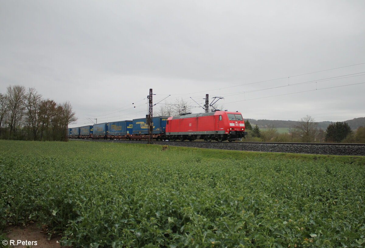 185 040-3 zieht mit einem LKW-Walter bei Himmelstadt gen Norden. 28.03.24