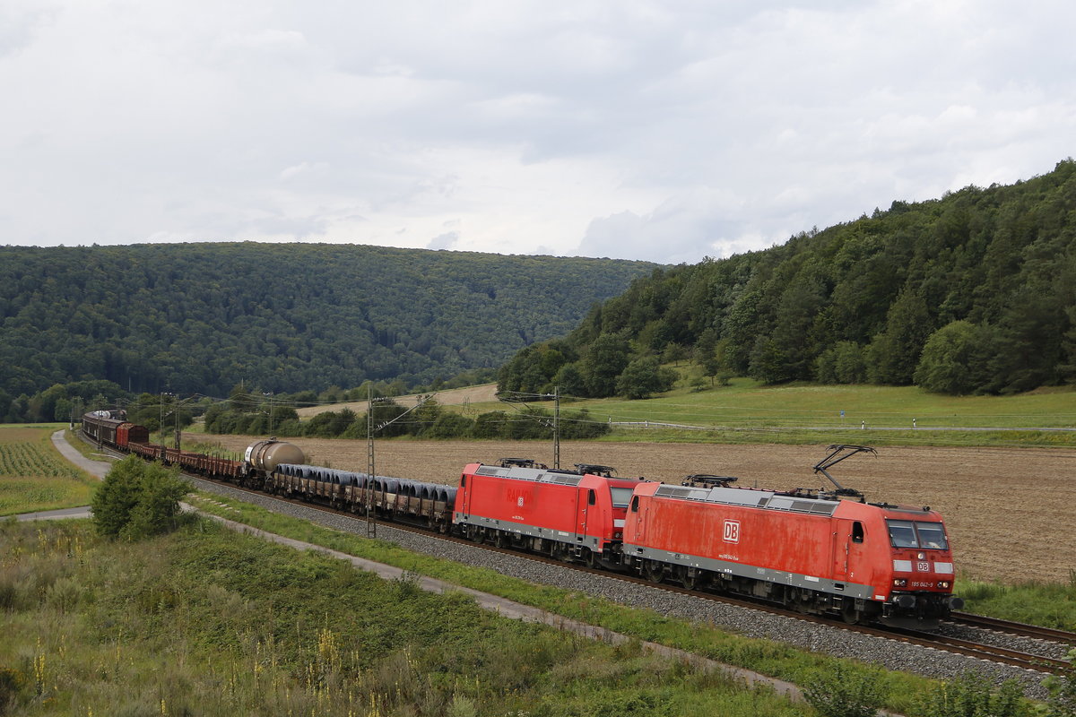 185 042-9 und 185 278-9 mit einem gemischten Gterzug am 18. August 2017 bei Harrbach.