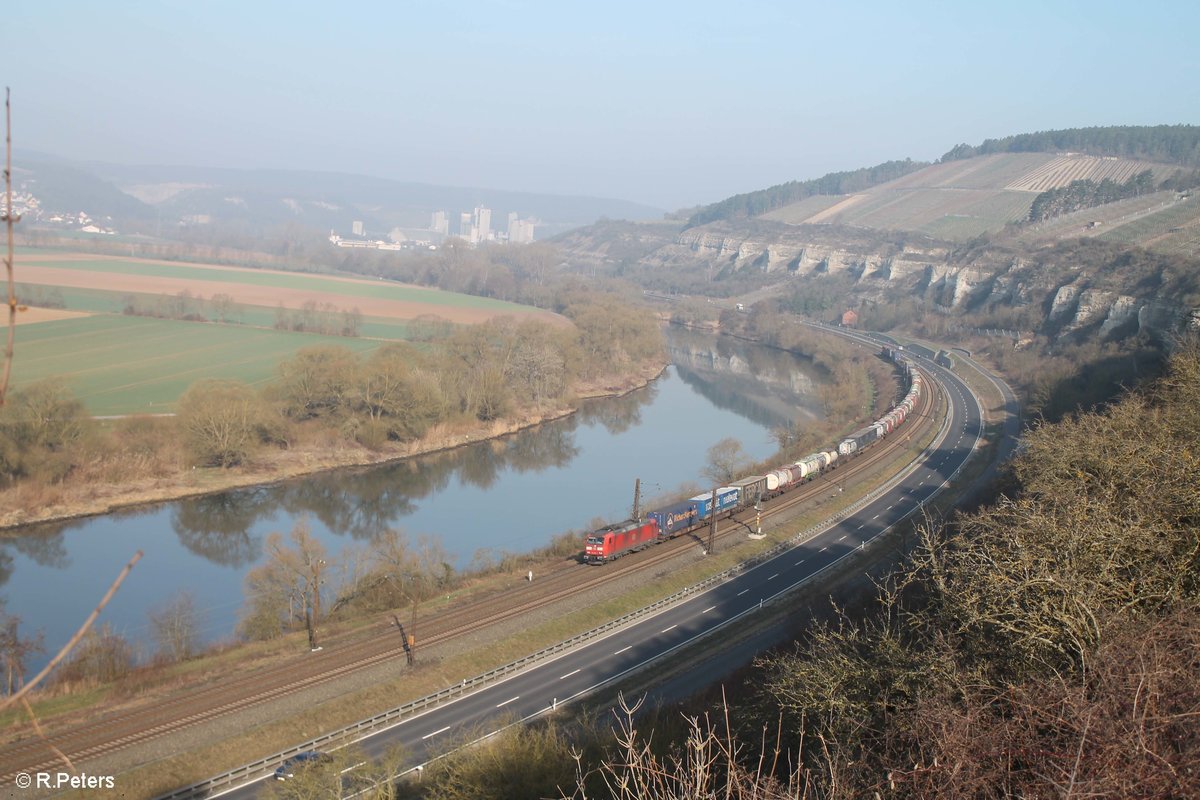 185 045-2 zieht ein Wechselpritschenzug durchs Maintal zwischen Karlstadt und Himmelstadt. 16.03.17