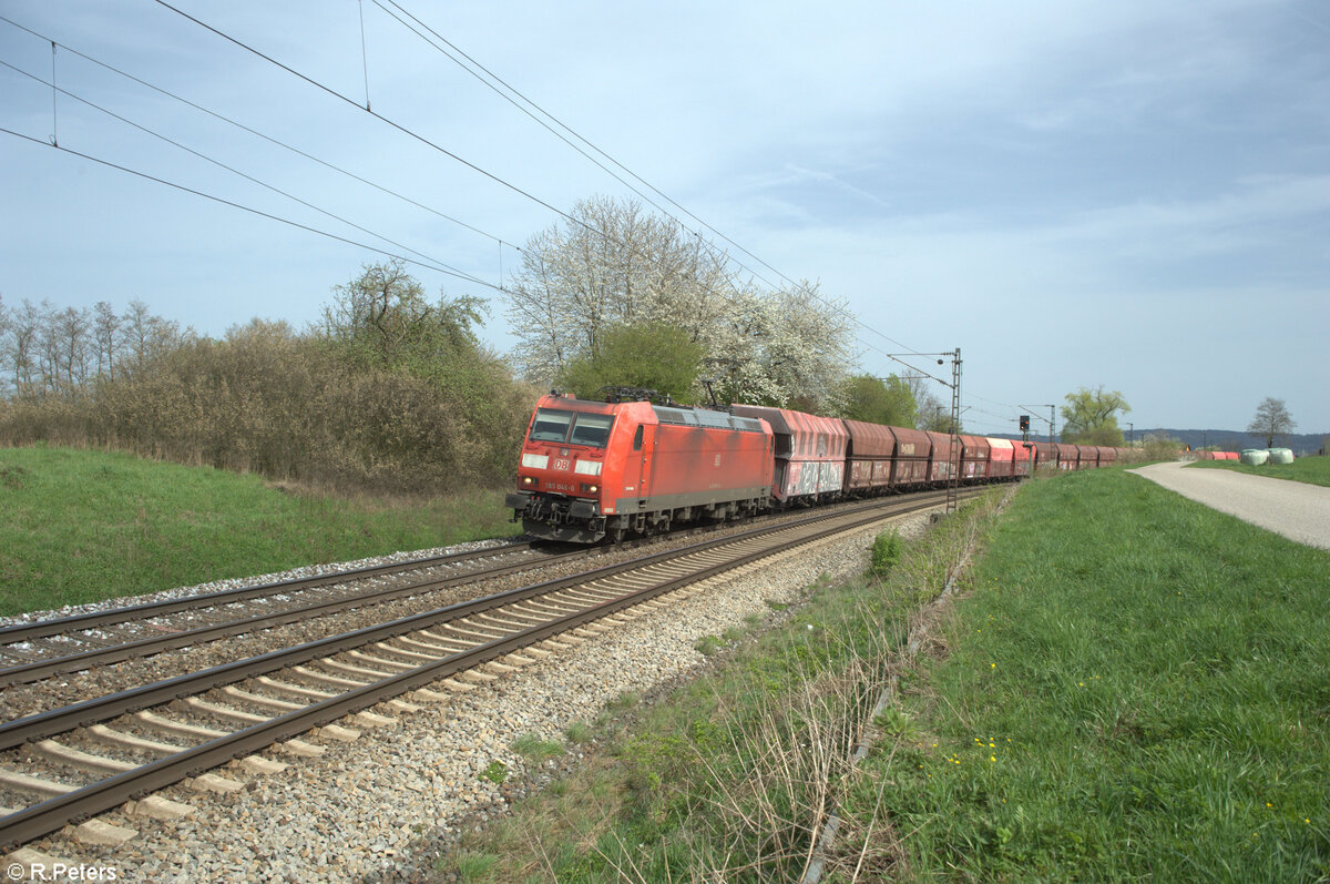 185 046-0 mit ein Erzbomber bei Pölling. 07.04.24