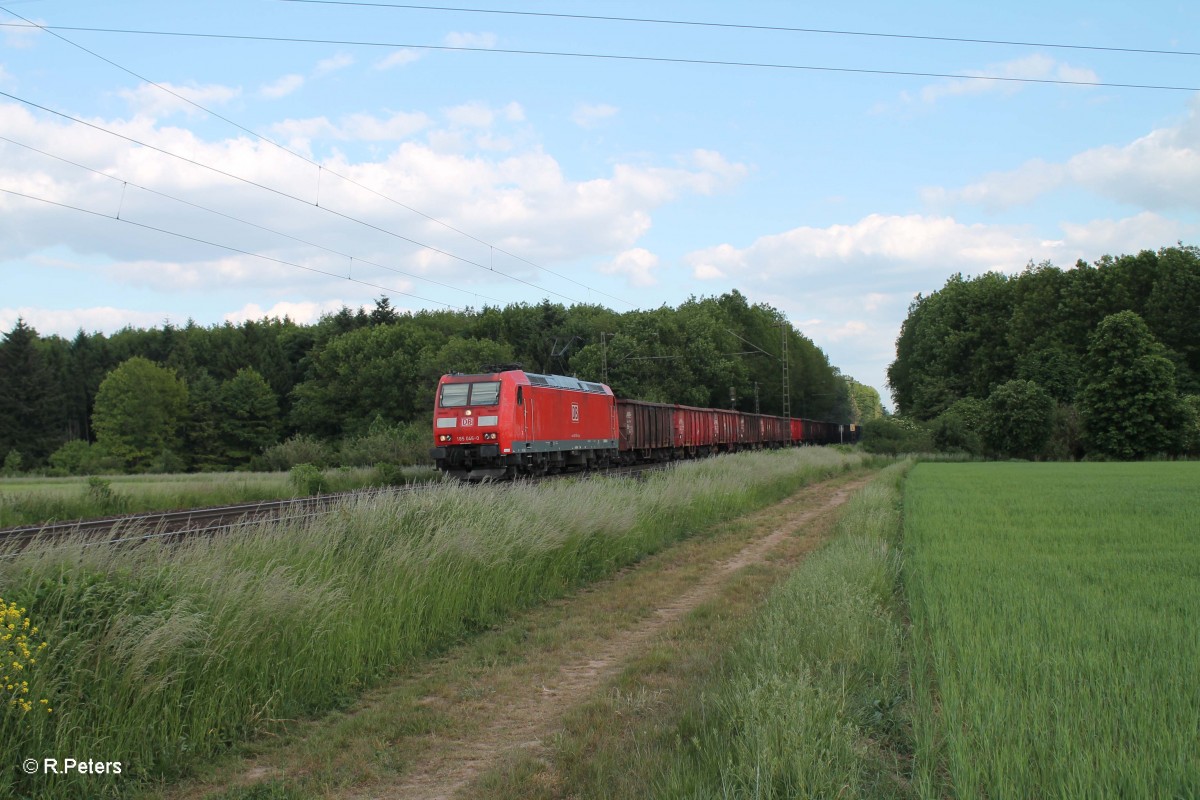 185 046-0 mit einem Schrottzug bei der Stromkreistrennstelle Bischofsheim. 20.05.15