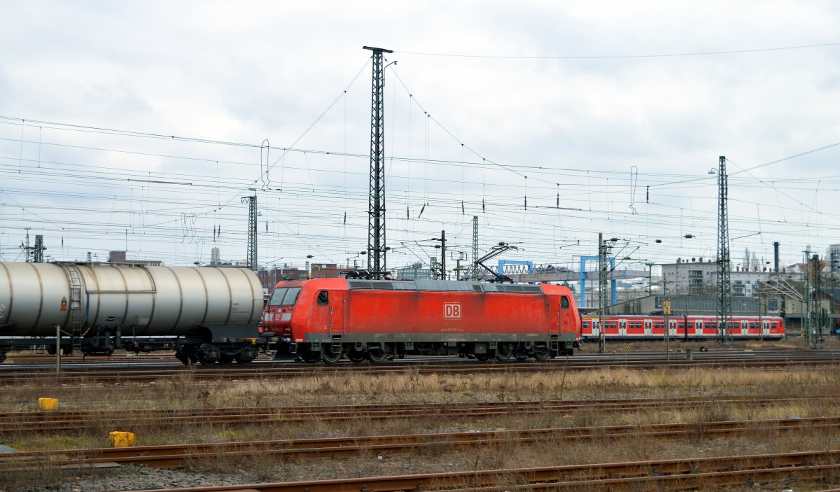 185 048-6 durchfuhr am 04.02.2015 mit einem Güterzug den Hauptbahnhof von Darmstadt.