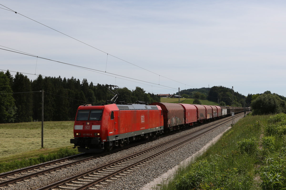 185 052 aus Salzburg kommend am 3. Juni 2020 bei Grabensttt im Chiemgau.