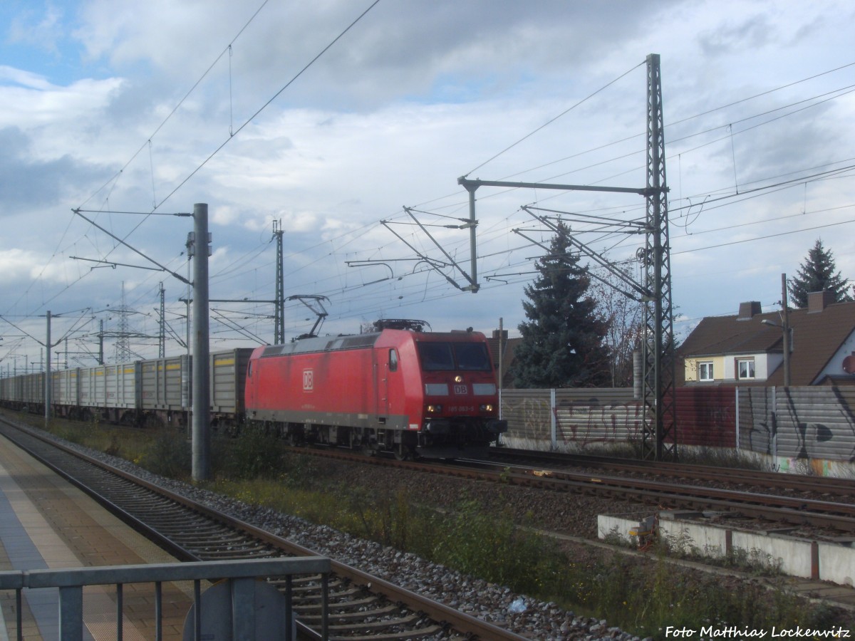 185 063-5 mit einem Gterzug beim vorbeifahren am Bahnhof Halle-Messe am 9.10.14