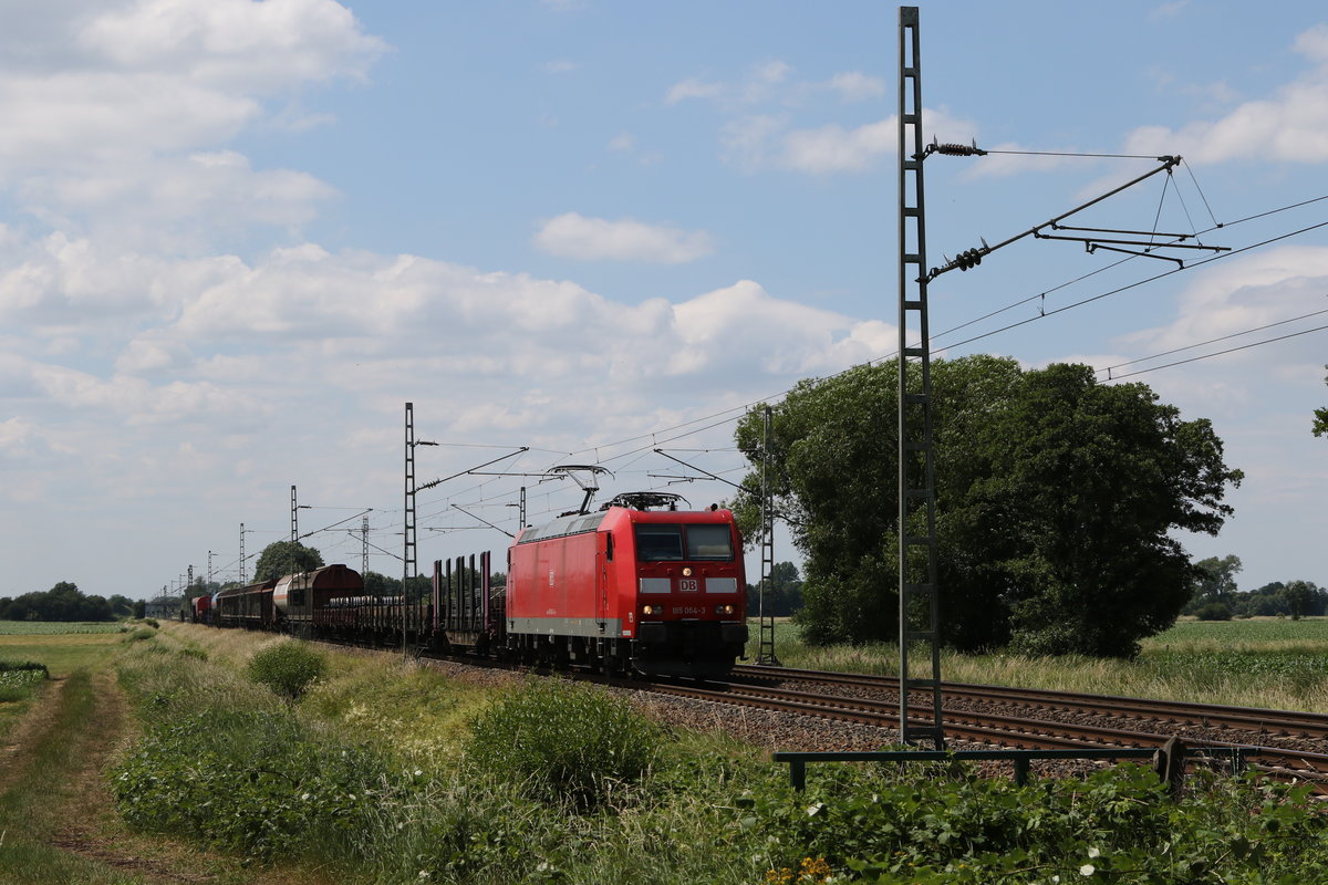 185 064 mit einem  Mischer  am 25. Juni 2020 bei Ottersberg.