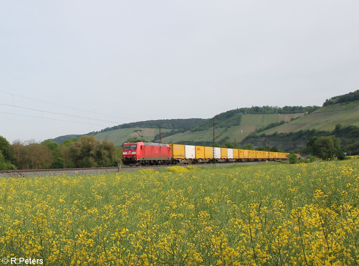 185 065-0 mit einem DHL Containerzug bei Himmelstadt. 11.05.24