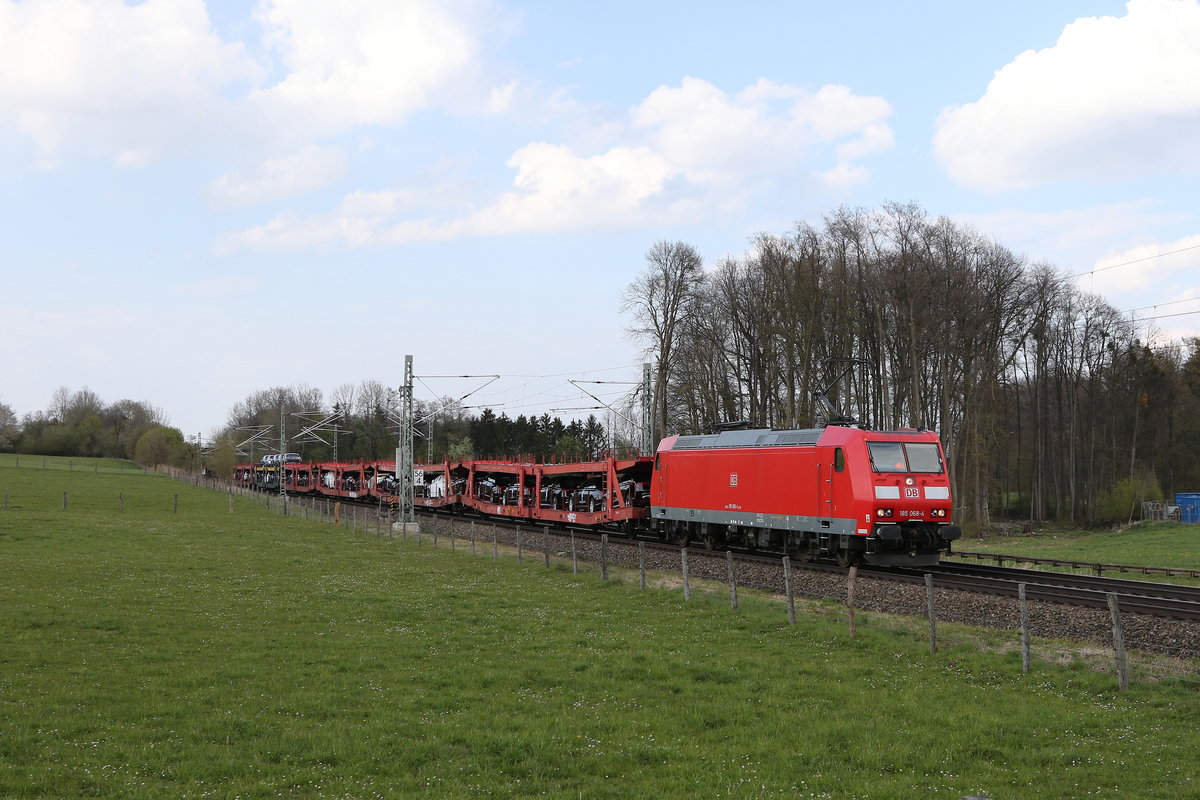 185 068 mit einem Autozug am 21. April 2021 bei Vogl.